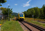 Der VT 264 (95 80 0648 664-0 D-HEB / 95 80 0648 164-1 D-HEB) ein Alstom Coradia LINT 41 der HLB (Hessische Landesbahn) erreicht am 19 Juli 2025, als RB 96 „Hellertalbahn“ (Neunkirchen/Kr. Siegen – Herdorf – Betzdorf/Sieg), den Bahnhof Herdorf.

Der Alstom Coradia LINT 41 wurde 2004 von der ALSTOM Transport Deutschland GmbH (vormals LHB - Linke-Hofmann-Busch GmbH) in Salzgitter-Watenstedt unter der Fabriknummer 1188-014 für die vectus Verkehrsgesellschaft mbH gebaut, mit dem Fahrplanwechsel am 14.12.2014 wurden alle Fahrzeuge der vectus nun Eigentum der HLB, die Hessische Landesbahn hatte 74,9% der Gesellschaftsanteile.
