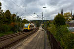 Der VT 203 ABp (95 80 0640 103-7 D-HEB), ein Alstom Coradia LINT 27 der HLB, ex vectus VT 203, verlässt am 18 September 2025 den Bahnhof Kirchen/Sieg und fährt, als RB 90  Westerwald-Sieg-Bahn  (Siegen - Betzdorf/Sieg – Au/Sieg) weiter in Richtung Betzdorf/Sieg.

Der Alstom Coradia LINT 27 wurde 2004 von Alstom (vormals Linke-Hofmann-Busch GmbH (LHB) in Salzgitter-Watenstedt unter der Fabriknummer 1187-003 gebaut und an die vectus Verkehrsgesellschaft mbH, mit dem Fahrplanwechsel am 14.12.2014 wurden alle Fahrzeuge der vectus nun Eigentum der HLB.