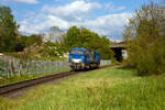 Die 272 408-6 / D20 der Bentheimer Eisenbahn AG (92 80 1272 408-6 D-BE), ex Rurtalbahn V 203 (92 80 1272 408-6 D-RTBC), eine Vossloh G 2000BB (mit symmetrischem Führerhaus) im Dienst für die KSW (Kreisbahn Siegen-Wittgenstein) auf der Talbahn, hier als Lz auf der Rückfahrt vom Pfannenberg kommend in Neunkirchen-Struthütten. Hier die KSW-Bahnstrecke Herdorf–Pfannenberg-(ehem. Unterwilden) ist eine rund 8 km lange Nebenbahn, bekannt ist sie auch als „Talbahn“. Die Strecke wurde von der 1904 gegründeten Freien Grunder Eisenbahn AG betrieben. Die gebliebenen Gleise und Anlagen sind seit 1970, als Betriebsstätte FGE - Freien Grunder Eisenbahn. Teil der heutigen Kreisbahn Siegen-Wittgenstein.

Die Lok ein Vossloh G 2000-3 BB (mit symmetrischem Führerhaus) wurde 2008 von Vossloh in Kiel unter der Fabriknummer 5001752 gebaut und als V 203
(92 80 1272 408-6 D-RTB) an die RTB - Rurtalbahn GmbH in Düren geliefert. Etwa 2019 ging sie zurück an Vossloh Locomotives GmbH und war als Mietlok unterwegs, im Juli 2021 ging sie dann an die BE - Bentheimer Eisenbahn AG (Nordhorn), wo sie nun D 20 bezeichnet wird. Die Lok hat die UIC-Zulassungen für Deutschland, die Niederlande und Belgien.

TECHNISCHE DATEN:
Achsformel: B'B'
Spurweite: 1.435 mm (Normalspur)
Länge über Puffer: 17.400 mm
Drehzapfenabstand: 9.500 mm
Achsstand im Drehgestell: 2.400 mm
Treibraddurchmesser: 	1.000 mm
Höhe: 4.220 mm
Breite: 3.080 mm
Dieselmotor: Caterpillar V-16-Viertakt-Dieselmotor mit Turboaufladung und Ladeluftkühlung vom Typ CAD 3516 B-HD
Motorleistung: 2.240 kW
Motor-Nenndrehzahl: 1800/min
Getriebe: Voith L 620 reU2
Leistungsübertragung: hydraulisch
Anfahrzugkraft: 283 kN
Dienstgewicht: 87,3 t
Höchstgeschwindigkeit: 120 km/h
Kleinster bef. Halbmesser: 80 m
Bremse: KE-GP mZ (D)
Tankinhalt: 5.000
