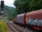 Die KSW 43 (92 80 1273 018-2 D-KSW), die asymmetrische Vossloh G 2000 BB der KSW (Kreisbahn Siegen-Wittgenstein) fährt am 07 Juli 2025, mit einem beladen Coilzug, durch den Bahnhof Kirchen (Sieg) in Richtung Betzdorf. In Betzdorf (Sieg) muss sie dann umsetzen und es geht dann über KBS 462 „Hellertalbahn“ nach Herdorf zum Rbf der KSW (Betriebsstätte FGE -Freien Grunder Eisenbahn). Für die Weiterfahrt auf den Pfannenberg (in Neunkirchen-Salchendorf) übernimmt dort meist dann eine andere Lok den Zug.

Nochmals einen lieben Gruß an den netten Lokführer zurück.