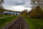 Ein langer und schwerer Coilzug im Sandwich der Kreisbahn Siegen-Wittgenstein fährt am 16 April 2026 in Neunkirchen-Struthütten auf der Freien Grunder Eisenbahn (KSW-Infrastruktur) in