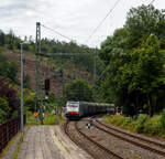 Die an die LINEAS Group NV/SA vermietete 186 504 (91 80 6186 504-7 D-Rpool) der Railpool GmbH (München) fährt am 08.04.2022 mit einem Coilzug durch den Bahnhof Kirchen (Sieg) in Richtung