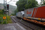 Es begann zu regnen und wir wollten schon den Heimweg antreten, da ging die Schranke am Bü herunter, das kann nur ein Güterzug sein, so ich ging wieder an den Bahnsteig. Die Siemens Vectron MS 6193 185 (91 80 6193 185-6 D-Rpool) der Railpool GmbH (München) fährt am 16 Juli 2025 mit einem KLV-Zug durch den Bahnhof Kirchen/Sieg in Richtung Köln. Nochmals einen lieben Gruß an den freundlichen Lokführer zurück.

Die Multisystemlokomotive Siemens Vectron MS wurde 2024 von SIEMENS Mobilitiy in München-Allach unter der Fabriknummer 23485 gebaut. Sie wurde in der Variante MS A54 ausgeführt und hat so die Zulassungen und Länderpakete für Deutschland, Österreich, Belgien, die Niederlande, Tschechien, die Slowakei, Ungarn, Rumänien und Polen. Für Serbien (SRB), Bulgarien (BG) und Kroatien (HR) sind auch Zulassungen vorgesehen, aber ist z.Z. noch durchgestrichen.

So besitzt die Variante MS A54 folgende Zugsicherungssysteme: ETCS BaseLine 3, sowie für Deutschland (PZB90 / LZB80 (CIR-ELKE I)), für Österreich (ETCS Level 1 mit Euroloop, ETCS Level 2, PZB90 / LZB80), für Belgien (ETCS L1, ETCS L2, TBL1+), für die Niederlande (ETCS Level 1, ETCS Level 2, ATB-EGvV), für Tschechien und die Slowakei (LS (Mirel)), für Ungarn (ETCS Level 1, EVM (Mirel)), für Polen (SHP) und für Rumänien, Serbien, Bulgarien und Kroatien (PZB90).