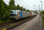 Es begann zu regnen und wir wollten schon den Heimweg antreten, da ging die Schranke am Bü herunter, das kann nur ein Güterzug sein, so ich ging wieder an den Bahnsteig. Die Siemens Vectron MS 6193 185 (91 80 6193 185-6 D-Rpool) der Railpool GmbH (München) fährt am 16 Juli 2025 mit einem KLV-Zug durch den Bahnhof Kirchen/Sieg in Richtung Köln. Nochmals einen lieben Gruß an den freundlichen Lokführer zurück.

Die Multisystemlokomotive Siemens Vectron MS wurde 2024 von SIEMENS Mobilitiy in München-Allach unter der Fabriknummer 23485 gebaut. Sie wurde in der Variante MS A54 ausgeführt und hat so die Zulassungen und Länderpakete für Deutschland, Österreich, Belgien, die Niederlande, Tschechien, die Slowakei, Ungarn, Rumänien und Polen. Für Serbien (SRB), Bulgarien (BG) und Kroatien (HR) sind auch Zulassungen vorgesehen, aber ist z.Z. noch durchgestrichen.

So besitzt die Variante MS A54 folgende Zugsicherungssysteme: ETCS BaseLine 3, sowie für Deutschland (PZB90 / LZB80 (CIR-ELKE I)), für Österreich (ETCS Level 1 mit Euroloop, ETCS Level 2, PZB90 / LZB80), für Belgien (ETCS L1, ETCS L2, TBL1+), für die Niederlande (ETCS Level 1, ETCS Level 2, ATB-EGvV), für Tschechien und die Slowakei (LS (Mirel)), für Ungarn (ETCS Level 1, EVM (Mirel)), für Polen (SHP) und für Rumänien, Serbien, Bulgarien und Kroatien (PZB90).