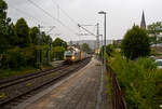 Es begann zu regnen und wir wollten schon den Heimweg antreten, da ging die Schranke am Bü herunter, das kann nur ein Güterzug sein, so ich ging wieder an den Bahnsteig. Die Siemens Vectron MS 6193 185 (91 80 6193 185-6 D-Rpool) der Railpool GmbH (München) fährt am 16 Juli 2025 mit einem KLV-Zug durch den Bahnhof Kirchen/Sieg in Richtung Köln. Nochmals einen lieben Gruß an den freundlichen Lokführer zurück.

Die Multisystemlokomotive Siemens Vectron MS wurde 2024 von SIEMENS Mobilitiy in München-Allach unter der Fabriknummer 23485 gebaut. Sie wurde in der Variante MS A54 ausgeführt und hat so die Zulassungen und Länderpakete für Deutschland, Österreich, Belgien, die Niederlande, Tschechien, die Slowakei, Ungarn, Rumänien und Polen. Für Serbien (SRB), Bulgarien (BG) und Kroatien (HR) sind auch Zulassungen vorgesehen, aber ist z.Z. noch durchgestrichen.

So besitzt die Variante MS A54 folgende Zugsicherungssysteme: ETCS BaseLine 3, sowie für Deutschland (PZB90 / LZB80 (CIR-ELKE I)), für Österreich (ETCS Level 1 mit Euroloop, ETCS Level 2, PZB90 / LZB80), für Belgien (ETCS L1, ETCS L2, TBL1+), für die Niederlande (ETCS Level 1, ETCS Level 2, ATB-EGvV), für Tschechien und die Slowakei (LS (Mirel)), für Ungarn (ETCS Level 1, EVM (Mirel)), für Polen (SHP) und für Rumänien, Serbien, Bulgarien und Kroatien (PZB90).