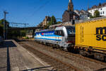 Die an die SBB Cargo International AG vermietete Siemens Vectron MS - 193 110  Zugersee  (91 80 6193 110-4 D-Rpool) der Railpool GmbH (München) fährt am 18 August 2025 mit einem Containerzug durch den Bahnhof Kirchen/Sieg in Richtung Siegen. 

Die SIEMENS Vectron MS (X4E) wurde 2023 von Siemens Mobility in München-Allach unter der Fabriknummer 23293 gebaut. Die mit 6.400 kW konzipierte Mehrsystemlok ist in der Variante A22 ausgeführt und hat so die und hat so die Zulassungen und entspr. Länderpakete für Deutschland, Österreich, Schweiz, Italien und die Niederlande (D / A / CH / I / NL), wobei z.Z. CH und I noch durchgestrichen sind. Sie ist die 300th Lokomotive der Railpool. 