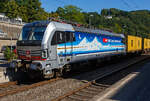 Die an die SBB Cargo International AG vermietete Siemens Vectron MS - 193 110  Zugersee  (91 80 6193 110-4 D-Rpool) der Railpool GmbH (München) fährt am 18 August 2025 mit einem Containerzug durch den Bahnhof Kirchen/Sieg in Richtung Siegen. 

Die SIEMENS Vectron MS (X4E) wurde 2023 von Siemens Mobility in München-Allach unter der Fabriknummer 23293 gebaut. Die mit 6.400 kW konzipierte Mehrsystemlok ist in der Variante A22 ausgeführt und hat so die und hat so die Zulassungen und entspr. Länderpakete für Deutschland, Österreich, Schweiz, Italien und die Niederlande (D / A / CH / I / NL), wobei z.Z. CH und I noch durchgestrichen sind. Sie ist die 300th Lokomotive der Railpool. 
