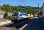 Die an die SBB Cargo International AG vermietete Siemens Vectron MS - 193 110  Zugersee  (91 80 6193 110-4 D-Rpool) der Railpool GmbH (München) fährt am 18 August 2025 mit einem Containerzug durch den Bahnhof Kirchen/Sieg in Richtung Siegen. 

Die SIEMENS Vectron MS (X4E) wurde 2023 von Siemens Mobility in München-Allach unter der Fabriknummer 23293 gebaut. Die mit 6.400 kW konzipierte Mehrsystemlok ist in der Variante A22 ausgeführt und hat so die und hat so die Zulassungen und entspr. Länderpakete für Deutschland, Österreich, Schweiz, Italien und die Niederlande (D / A / CH / I / NL), wobei z.Z. CH und I noch durchgestrichen sind. Sie ist die 300th Lokomotive der Railpool. 