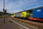 Die an die RTB Cargo vermietete SIEMENS Vectron MS 7193 102 (91 80 7193 102-9 D-ATLU) der Alpha Trains Belgium N.V. fährt am 19 Juli 2025 mit einem KLV-Zug durch den Bahnhof Betzdorf/Sieg in Richtung Köln.

Die Multisystemlokomotive Siemens Vectron MS wurde 2025 von SIEMENS Mobilitiy in München-Allach unter der Fabriknummer 23858 gebaut. Sie wurde in der Variante MS A54 ausgeführt und hat so die Zulassungen und Länderpakete für Deutschland, Österreich, Belgien, die Niederlande, Tschechien, die Slowakei, Ungarn, Rumänien und Polen. Für Serbien (SRB), Bulgarien (BG) und Kroatien (HR) sind auch Zulassungen vorgesehen, aber ist z.Z. noch durchgestrichen.

So besitzt die Variante MS A54 folgende Zugsicherungssysteme: ETCS BaseLine 3, sowie für Deutschland (PZB90 / LZB80 (CIR-ELKE I)), für Österreich (ETCS Level 1 mit Euroloop, ETCS Level 2, PZB90 / LZB80), für Belgien (ETCS L1, ETCS L2, TBL1+), für die Niederlande (ETCS Level 1, ETCS Level 2, ATB-EGvV), für Tschechien und die Slowakei (LS (Mirel)), für Ungarn (ETCS Level 1, EVM (Mirel)), für Polen (SHP) und für Rumänien, Serbien, Bulgarien und Kroatien (PZB90).
