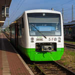 VT 128 der STB - Süd-Thüringen-Bahn GmbH, ein  ein Stadler Regio-Shuttle RS1 (95 80 0650 528-2 D-STB) steht am 24 August 2013 im Hbf Eisennach, als RB nach Neuhaus am Rennweg, zur Abfahrt bereit.