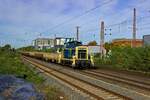 Es wirkt fast wie eine Zeitreise: Die im ozeanblau/beigen Farbschema der 1980er-Jahre lackierte 260 872 (362 872) ist am 27.10.22 mit ein paar mit Schotter beladenen G�terwagen in Hilden unterwegs.