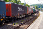 Sechsachsiger Drehgestell-Gelenk-Containertragwageneinheit 90´, 31 80 4954 614-2 D-AAEC, der Gattung Sggmrs 90´179 (VTG-Typ I71.090), der VTG Rail Europe GmbH, Hamburg (ehemaliger Wagen der Ahaus Alstätter Eisenbahn Cargo AG), am 05 Juli 2025 im Zugverband bei der Zugdurchfahrt in Kirchen/Sieg, hier beladen mit zwei Sattelauflieger-Wechselbrücken.

Diese Gelenkwagen mit sechs Radsätzen sind für den Transport von Großcontainern und Wechselbehältern vorgesehen. Auf den Außenlangträger des Wagens befinden sich für jede vorgesehene Ladeposition feste und klappbare Aufsetzzapfen zum Festlegen der Ladungseinheiten (gemäß UIC- Merkblatt 592-1 und 2) in verschiedenen Kombinationen.

TECHNISCHE DATEN:
Spurweite: 1.435 mm (Normalspur)
Anzahl der Achsen: 6 in drei Drehgestellen
Länge über Puffer: 29.590 mm
Drehzapfenabstand: 2 x 11.995mm
Achsabstand im Drehgestell: 1.800mm
Laufraddurchmesser: 920 mm (neu)
Ladelänge: 2 x 13.820 mm (2 x 45 = 90 ft)
Höhe der Ladeebene über SOK: 1.155 mm
Höchstgeschwindigkeit: 100 km/h Lastgrenze S / 120 km/h bei Lastgrenze SS und leer)
Max. Zuladung bei Lastgrenze S: 106,0 t (ab Streckenklasse D)
Max. Zuladung bei Lastgrenze SS: 67,0 t (ab Streckenklasse A)
Eigengewicht: ca. 29.000 kg
Kleinster bef. Gleisbogenradius: R 75 m (im Zugverband R 150 m)
Handbremse: Ja
Intern. Verwendungsfähigkeit: RIV