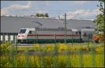 DB 146 566-5 mit einem IC-Dosto am 13.08.2014 auf dem Bombardier-Gelände in Hennigsdorf b. Berlin (NVR-Nummer 91 80 6146 566-5 D-DB, durch Zaun fotografiert)
