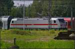 DB Fernverkehr 146 562-4 steht mit sechs IC-Dosto auf einem Gleis auf dem Bombardier-Gel�nde am 13.08.2014 in Hennigsdorf b. Berlin (NVR-Nummer 91 80 6146 562-4 D-DB, durch Zaun fotografiert)