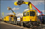InnoTrans 2016 in Berlin: Von Plasser & Theurer kommt das Tunnelinspektionsfahrzeug TIF, das bei der DB Netz AG als Baureihe 705.1 eingereiht ist. Die drei Kr�ne des TIF haben eine Reichweite von rund 14 Meter. Die Kabine zus�tzlich noch ein begehbares Dach mit ausfahrbarem Gel�nder. Ein WC mit Bio-Reaktor ist ebenfalls an Bord des TIF. Von der Krankabine kann das Fahrzeug komplett bedient werden, so das sie zus�tzlich als Fahrkabine genutzt werden kann. Mit den Fahrzeugen sollen die alten Baureihen 705 und 709 aus den 1990er Jahren ersetzt werden. Der TIF erreicht eine H�chstgeschwindigkeit von 140 km/h bei einem Gewicht von 78 t. Es verf�gt �ber modernste Fahrzeugdiagnose- Motoren- und Abgastechnik sowie Vorr�stung f�r ETCS.