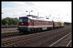 DGT 232 223-8 kommt aus Altenbecken mit zwei Gerätewagen im Gegenlicht nach Berlin (ex DR 132 223-9, ex DB AG, gesehen Berlin Schönefeld Flughafen 22.08.2010)