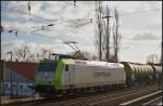 Die f�r ITL fahrende 185 543-6 konnte gerade noch so vor einer S-Bahn mit einem Kesselwagenzug am 03.03.2013 in Berlin Karow im Gegenlicht fotografiert werden