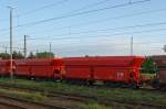 Offene Schttgutwagen (Erzwagen) mit schlagartiger Schwerkraftentladung, hydraulischem Klappenverschlusssystem und 6 Radstzen (Falrrs 152), am 21.08.2011 in Toisdorf, aus einen Zug aufgenommen.