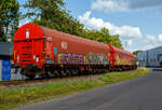 Sechsachsiger Drehgestellflachwagen mit verschiebbarem Planenverdeck und Lademulden für Coiltransporte, 31 80 4876 612-1 D-DB der Gattung Sahimms-tu 900.2, der DB Cargo AG, am 25 Juli 2025 im Zugverband bei der Zugdurchfahrt in Neunkirchen-Struthütten auf der Talbahn (KSW-Strecke, Betriebsstätte FGE - Freien Grunder Eisenbahn) in Richtung Pfannenberg. Leider ist der Wagen wie viele solcher Wagen beschmiert. 

Der Wagen ist für die Beförderung von schweren witterungsempfindlichen Blechrollen bestimmt. Dieser Spezialwagen besitzt Stirnwände und fünf fest im Untergestell eingebaute Mulden. Die Wagenabdeckung erfolgt mit einer PVC-beschichteten Gewebeplane, die auf 14 Rohrrahmen aufliegt. Zwei auf dem Außenlangträger aufgeständerte Laufschienen dienen als Rollenbahn für mehrere abhebesichere Laufwagen, welche über die Querspriegel mit dem Planendach verbunden sind und dieses somit in Wagenlängsrichtung verschiebbar machen. Die Verriegelung des Planendaches an den Stirnwänden erfolgt über eine Zentralverriegelung, die vom Erdboden aus bedient werden kann. Das Planenverdeck lässt sich an einem Wagenende so weit aufschieben, dass ca. 2/3 der Ladefläche zur zum Be- und Entladen freigegeben werden. Zur Fixierung der Laufwagen des Planenverdecks in der geöffneten Stellung sind an den Endspriegelwagen Festlegeeinrichtungen montiert.

Der Wagen besitzt insgesamt fünf feste Mulden, wobei die beiden äußeren Mulden Coils mit einem Gewicht von maximal 25 t und einem maximalen Durchmesser von 2.250 mm, die mittleren drei Mulden Coils mit maximal 45 t Gewicht bei einem maximalen Durchmesser von 2.700 mm aufnehmen können.

Erstes Baujahr der z.Z. ältesten Wagen war 1984. Hersteller dieser Wagen waren u.a, LHB - Linke-Hofmann-Busch GmbH in Salzgitter, die Waggonfabrik Talbot in Aachen, O&K - Orenstein & Koppel AG in Dortmund-Dorstfeld und die VEB Waggonbau Niesky (DDR). Ursprünglich waren die Wagen mit verschiebbaren Teleskophauben ausgeführt, ab 2018 wurden sie in Wagen mit verschiebbarem Planenverdeck umgebaut.

TECHNISCHE DATEN:
Gattung: Sahimms-tu 900.2
Spurweite: 1.435 mm (Normalspur)
Achsenanzahl: 6 (in 2 Drehgestelle)
Länge über Puffer: 15.000 mm
Drehzapfenabstand: 8.000 mm
Achsabstand im Drehgestell: 3.400 mm (2 x 1.700 mm)
Laufraddurchmesser: 920 mm (neu)
Eigengewicht: 32.300 kg
Höchstgeschwindigkeit: 100 km/h (beladen) / 120 km/h (leer)
Maximales Ladegewicht: 72,5 (ab Streckenklasse D3) / DB 87,5 t (ab CE)
Maximale Tragfähigkeit: 99,5 t
Kleinster bef. Gleisbogenradius: 75 m
Bauart der Bremse: KE-GP (LL)
Bremssohle: IP 116
Handbremse: nein
Intern. Verwendungsfähigkeit: RIV / G1
Hersteller der Plane: Schleswiger Tauwerkfabrik Oellerking GmbH & Co. KG
