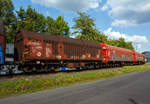 Vierachsiger Drehgestell-Flachwagen mit verschiebbaren Teleskophauben für Coiltransporte, 31 80 4671 014-7 D-DB, der Gattung Shimmns-u 708, der DB Cargo AG, am 25 Juli 2025 im Zugverband bei der Zugdurchfahrt in Neunkirchen-Struthütten auf der Talbahn (KSW-Strecke, Betriebsstätte FGE - Freien Grunder Eisenbahn) in Richtung Pfannenberg.

Der Wagen eignet sich speziell für den Transport witterungsempfindlicher Blechrollen. Er besitzt feste Stirnwände, 5 fest im Untergestell eingebaute Lademulden und drei teleskopartig angeordnete Hauben, die sich zu beiden Wagenenden hin soweit durch Ineinanderschieben öffnen lassen, dass jeweils 2/3 des Wagens freigelegt werden kann. Hierdurch ist eine einfache Beladung des Wagens sowohl von oben als auch von der Seite aus möglich. Der Wagen darf nur mit geschlossenen und verriegelten Hauben verkehren.

Das Untergestell und die festen Stirnwände, die als Abkantrahmenkonstruktion mit Blechbekleidung und hutförmigen Verstärkungsprofilen ausgeführt sind, sowie die fest auf den Außenlangträgern angeordneten drei Laufschienen je Wagenseite bilden den als Schweißkonstruktion ausgeführten Wagenkasten. Das Untergestell mit seinen beiden kräftigen Außenlangträgern besteht aus Walz- und Abkantprofilen. Die Untergestellenden bestehen aus den Hauptquerträgern, den AK-Trägern und den Kopfstücken. Die sattelförmig angeordneten, jeweils mit den Außenlangträgern verschweißten Querträger bilden zusammen mit 6 mm dicken Muldenblechen die Lademulden.

Die teleskopartig ineinander verschiebbaren Stahlhauben bestehen aus einer Hohlprofil-Rahmenkonstruktion und einer mit Sicken versehenen Beblechung. Die Abdichtung der Hauben untereinander und zu den Stirnwänden hin erfolgt über labyrinthartig ausgeführten Umrandungsprofilen. Die Endhauben verriegeln in geschlossener Stellung automatisch. Das Entriegeln der Hauben ist sowohl vom Erdboden wie auch von der Rampe möglich. Die beidseitig an jeder Stirnwand angeordneten Verriegelungseinrichtungen sind durch Wellen miteinander verbunden. Hierdurch ist das Entriegeln von nur einer Wagenseite aus möglich. Jede Haube läuft auf 4 jeweils und mit Abhebesicherungen versehenen Laufwagen mit nadelgelagerten Doppelrollen.

Die Wagen der Bauart Shimmns 708 sind mit 12 verstellbaren Festlegearmen ausgerüstet, die in fest auf den Muldenkappen angeordneten kammartig ausgeführten Halterungen gelagert sind. Die Festlegearme und ihre Anordnung ergeben einen wirksamen Schutz gegen unzulässiges seitliches Verschieben der Coils.

Um unzulässige Radlastabweichungen auszuschließen, ist eine möglichst mittige Verladung der Coils erforderlich. Ein durch alle Mulden in Wagenmitte verlaufender weißer Farbstreifen dient hierzu als Orientierungshilfe.

TECHNISCHE DATEN:
Spurweite: 1.435 mm (Normalspur)
Achsanzahl: 4 (in 2 Drehgestelle)
Länge über Puffer: 12.040 mm
Länge der Ladefläche: 10.800 mm
Ladebreite (Mulden): 2.400 mm
Drehzapfenabstand: 7.000 mm
Achsabstand im Drehgestell: 1.800 mm
Laufraddurchmesser: 920 mm (neu)
Eigengewicht: 23.000 kg
Höchstgeschwindigkeit: 100 km/h (beladen) / 120 km/h (leer)
Maximales Ladegewicht: 67,0 t (ab Streckenklasse D4) / 61,0 t bei DB ab CM3
Kleinster bef. Gleisbogenradius: 35 m
Bauart der Bremse: KE-GP (LL)
Bremssohle: IB 116
Handbremse: Ja
Intern. Verwendungsfähigkeit: RIV