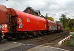 Vierachsiger Drehgestell-Flachwagen mit verschiebbarem Planenverdeck und Lademulden für Coiltransporte, 31 80 4675 893-0 D-DB, der Gattung Shimmns-ttu 722, der DB Cargo AG am 09 Oktober 2025 im Zugverband bei der Zugdurchfahrt in Kirchen/Sieg beim Bü km 121,192.

Diese Wagen sind speziell für den Transport witterungsempfindlicher Blechrollen (Coils) bestimmt. Er besitzt feste Stirnwände, 5 fest im Untergestell eingebaute Lademulden. Die Wagenabdeckung erfolgt mit einer PVC-beschichteten Gewebeplane, die auf 11 Rohrrahmen aufliegt. Über Laufwagen ist das Planendach in Wagenlängsrichtung verschiebbar. Die Verriegelung des Planendaches an den Stirnwänden erfolgt über eine 4-Punkt-Zentralverriegelung, die sowohl vom Erdboden als auch von der Rampe aus bedient werden kann. Das Planenverdeck lässt sich an einem Wagenende so weit zusammenschieben, dass ca. 2/3 der Ladefläche zur Beladung freigegeben wird. Hierdurch ist eine einfache Beladung des Wagens sowohl von oben als auch von der Seite aus möglich. 

Die Wagen der Bauart Shimmns-ttu 722 sind mit 12 verstellbaren Festlegearmen ausgerüstet, gegenüber früheren Bauarten (z. B. Shimmns-tu 718) sind die einzelnen Arme grob verschiebbar und zusätzlich über Handräder fein einstellbar. Dadurch können die Arme bis auf Kontakt an die Coils herangeführt werden. Die Auskleidung der Mulden mit einer Gummiauflage soll einen optimalen Schutz des Coilbleches, der auch durch eine spezielle Muldenkonstruktion erreicht wird, unterstützen. Im Wageninneren sind auf Piktogrammen Beladehinweise und -schemen angebracht.

Diese Wagen wurden ab 2002 aus den Wagen mit verschiebbaren Teleskophauben der Gattung Shimmns 708 umgebaut.

TECHNISCHE DATEN:
Spurweite: 1.435 mm (Normalspur)
Achsanzahl: 4 (in 2 Drehgestelle)
Länge über Puffer: 12.040 mm
Länge der Ladefläche: 10.800 mm
Drehzapfenabstand: 7.000 mm
Achsabstand im Drehgestell: 1.800 mm
Eigengewicht: 23.600 kg
Höchstgeschwindigkeit: 100 km/h (beladen) / 120 km/h (leer)
Maximales Ladegewicht: 66,0 t (Streckenklasse D4)
Kleinster bef. Gleisbogenradius: 35 m
Bauart der Bremse: KE-GP
Intern. Verwendungsfähigkeit: RIV

Die Bedeutung der Gattungs- und Kennbuchstaben (hier Shimmns-ttu):
S - Drehgestellflachwagen in Sonderbauart
h - für den Transport von Blechrollen, liegend verladen, eingerichtet
i - mit beweglicher Abdeckung und festen Stirnwänden
mm - mit vier Radsätzen Ladelänge unter 15 m, bei sechs unter 18 m
n - höchste Lastgrenze über 60 t
s - Höchstgeschwindigkeit 100 km/h (beladen)
-ttu - 	Mit besonderer, stufenlos verstellbarer Festlegeeinrichtung zum Sichern gebündelter Schmalbandcoils und Auskleidung der Mulden mit gewebeverstärkten Gummimatten.