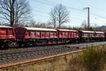 Fix gekoppelter 8-achsiger (2 x 4-achsiger) Drehgestell-Containertragwagen, 37 80 4657 334-1 D-RCW, der Gattung Sggmrrs-y M23 (2x60`), der MFD Rail GmbH (Rotkreuz/CH), viermietet an die Rail Cargo Group, eingestellt in Deutschland, am 12 April 2025 im Zugverband bei der Durchfahrt in Rudersdorf (Kr. Siegen). Hier beladen mit 4 Stück. Mit einer Nutzlast von 28.900 kg können mit dem 30 Fuß MOBILER-Halftainer verschiedene Schüttgüter wie etwa Altglas, Schlacke oder Industriesalz effizient transportiert werden, auf einem LKW dienen sie zugleich als Kippmulde.

Der „Allround“-Wagen Sggmrrs-y M23 für den Intermodalverkehr mit einem Gesamt-Ladegewicht von 141 t. Speziell entwickelt für die seitliche Beladung wie z.B. die MOBILER Multitainer der Rail Cargo Group. Der 8- achsige Wagen Sggmrrs-y (2 x 60 ‘) ist für den Transport von ISO- Containern 20 ́, 30 ́, 40 ́, und 45 ́ und von Wechselaufbauten bestimmt. Er ist zusätzlich mit Mobiler Blechen ausgestattet, dieses dient zum seitlichen Beladen mit einem LKW.

Bedeutung der Gattung Sggmrrs:
S = Drehgestellflachwagen
gg = für die Beförderung von Containern mit einer Gesamtladelänge über 60 Fuß
m = Ladelänge mit zwei Elementen, mindestens 27m
rr = Wageneinheit
s = beladen lauffähig bis 100km/h
-y = mit Mobilerblechen ausgestattet

TECHNISCHE DATEN (Wagen):
Spurweite: 1.435 mm (Normalspur)
Länge über Puffer: 39.460 mm
Drehzapfenabstand: 2 x 14.600 mm (14.600 / 5130 / 14.600 = 34.330
Achsabstand in den Drehgestellen: 1.800 mm
Laufraddurchmesser: 920 mm (neu)
Drehgestell: Y25 Ls(s)d1
Radsatzbauart / Radsatzlager: BA 303 / BA 386
Ladelänge: 2 x 18.400 mm 
Höhe der Ladeebene über S.O.: 1.160 mm
Anzahl der Containerzapfen: 56 
Eigengewicht: ca. 39.000 kg
Max. Zuladung: 14,0 t (ab Streckenklasse D)
Max. Geschwindigkeit: 100 km/h (beladen) / 120 km/h (leer)
Kleinster befahrbarer Gleisbogen: R 75 m 
Bremse: 2 x KE-GP-A (K)
Bremssohle: BG 320
Handbremse: Ja (je 1 pro Wageneinheit)
Max. Bremsgewicht: 116 t (2 x 58 t)
Intern. Verwendungsfähigkeit: TEN – GE

TECHNISCHE DATEN (MOBILER 30 Fuß Halftainer):
Länge x Breit x Höhe: 9.125 x 2.550 x 1.680 mm
Nutzvolumen: 29 m³
Bruttolast: max. 32 t
Eigengewicht: 3.100 kg
Nutzlast: 28.900 kg
Bemerkung: mit Planendach und beidseitigen Pendelklappen
