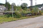 Spezialtransporter, der vergessene, zugewachsene Flachwagen 90-80-976 6 182-7 RIV DB Uaais 756 mit besonderer Geschichte in Amstetten neben der Stra�e zur Heidelberger Maschinenfabrik am 17.09.2011.