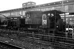 Vierachsiger Schlackenwagen Nr. 50 (Pfannenwagen zum Transport von flüssiger Schlacke) vom Hersteller BAMAG (Berlin-Anhaltische Maschinenbau Aktiengesellschaft) am 24 Juni 2025 beim Hauptbahnhof Oberhausen am Museumsbahnsteig/-gleis. Der Wagen wurde vermutlich auf der Henrichshütte in Hattingen (Ruhr) verwendet. 

Bereits an der massiven und schweren Bauweise sieht man den Fahrzeugen den Verwendungszweck Montanindustrie an. Solche Wagen sind in der Regel nur innerhalb der Stahlwerke im Einsatz, man sieht sie nicht auf den Gleisen der Staatsbahnen.

In Stahlwerken werden solche Wagen für den Transport von Schlacke verwendet. Vor allen bei der Roheisenerzeugung (Eisenverhüttung mittels Hochöfen) fällt sehr viel Schlacke an, aber auch bei der weiteren Stahlerzeugung/-verhüttung. Die flüssige und heiße Schlacke wird u.a. beim Abstich des Hochofens in die Pfanne des Wagens geleitet. Dann wird der Zug mit mehreren Schlackenwagen an die entsprechende Schlackengrube gefahren wo die noch flüssige ausgekippt wird. Nach dem erkalten wird dann die Schlacke mit Radladern o.ä. verlanden und auf die Schlackenhalde verbracht. Dies ist dann der typische Schlackensand oder auch Hüttensand genannt. Hier in der Region dem Siegerland waren viele Hochöfen in Betrieb, heute erinnern meist nur noch die Schlackenhalden daran. Unteranderem auch in Herdorf. 
