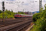 Die 111 112-9 (91 80 6111 112-9 D-DB) der DB Regio NRW ist mit fünf n-Wagen (ex Silberlinge), als Verstärkerzug für dem RE 9 - Rhein-Sieg-Express, am 14 Juli 2013 beim Hbf Siegen