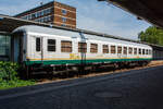 Der „Bitburger Party-Treff“-Wagen der SGS Sonderzug-Gastronomie Schuh, eingestellt als D-CBB 56 80 89 - 40 100 - 0 WGmz 038, ex 51 80 09-40 100-2, ex 51 80 85-40 015-91, ex 10 708, ein ex Halbspeisewagen BRbu4�m-61, Baujahr 1962 von Wegmann in Kassel, steht am 17 Juni 2013 beim Hauptbahnhof Trier. Er hatte f�r 140 km/h RIC Zulassungen f�r Deutschland, �sterreich, Belgien, Frankreich, Luxemburg, Niederlande und Schweiz (D, A, B, F, L, NS, CH). Seit Oktober 2020 ist der Wagen im Bahnpark Augsburg.

TECHNISCHE DATEN:
Spurweite: 1.435 mm (Normalspur)
Anzahl der Achsen: 4 in 2 Drehgestellen
L�nge �ber Puffer: 26.400 mm
Drehzapfenabstand: 19.000 mm
Achsabstand im Drehgestell: 2.500 mm
Eigengewicht: 42 t
H�chstgeschwindigkeit: 140 km/h
Bremse: KE-GPR
