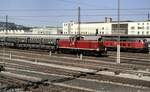 290 015-7 mit Rungenwagen mit Stahl beladen und 215 001-9 mit Nahverkehrszug, Umbauwagen in Ulm am 09.07.1982.