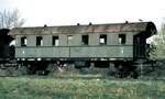 Personenwagen Ci Donnerbüchse 80 856 Han, aufgebockt auf Rollböcke in Amstetten am 25.04.1981.