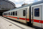 Der modernisierte klimatisierte zweite Klasse IC Großraum-Reisezugwagen, D-DB 61 80 20-91 518-6, der Gattung Bpmmz 284.5, der DB Fernverkehr AG, eingereiht im Zugverband als Wagen Nr. 8 in den IC 2261 von Rostock Hbf über Lübeck Hbf nach Hamburg Hbf im Hauptbahnhof Hamburg.

TECHNISCHE DATEN:
Spurweite: 1.435 mm (Normalspur)
Länge über Puffer: 26.400 mm
Wagenkastenlänge: 26.100 mm
Wagenkastenbreite: 2.825 mm
Höhe über Schienenoberkante: 4.050 mm
Drehzapfenabstand: 19.000 mm
Achsstand im Drehgestell: 2.500 mm
Drehgestellbauart: Minden-Deutz 523
Leergewicht: 45 t
Höchstgeschwindigkeit: 200 km/h
Sitzplätze: 80 (in der 2. Klasse)
Abteile: 1 (Großraum)
Toiletten: 2, geschlossenes System
Bremse: KE-GPR-Mg (D) [ep] [NBÜ]