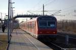 In Elstal verl�sst die RB13 (RB 28863) nach Wustermark den Bahnhof.