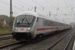 Steuerwagen(Bpmbdzf)als IC 2356(Umleiter)von Ostseebad Binz nach Frankfurt(M) Flughafen Fernbf bei der Einfahrt im Rostocker Hbf am 17.10.2015