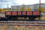 Der schmalspurige zweiachsige offene Güterwagen Ow 873 bei einer der beiden Rollbockgrube (Umspuranlage) der meterspurigen Museumsbahn Alp-Bähnle Amstetten-Oppingen (ex WEG Württembergische Eisenbahn Gesellschaft, Bahnstrecke Amstetten- Oppingen-Laichingen) am 26.10.2021 beim Bahnhof Amstetten.

Der Ow 873 wurde im Jahr 1899 von der Firma Horney & Rödler in Neustadt i. Mecklenburg für die Süddeutsche Eisenbahn Gesellschaft gebaut. Er wurde der Bahn Mannheim-Weinheim-Heidelberg zugeordnet, die 1912 in der Oberrheinischen Eisenbahn Gesellschaft (OEG) aufging. Ab den 1970er Jahren diente der Wagen der Bahnmeisterei und erhielt einen orangenen Anstrich mit Warnbaken.

Die Ulmer Eisenbahnfreunde konnten den Wagen 1988 fürs Alb-Bähnle übernehmen. Als Vertreter des wohl bei Schmalspurbahnen damals am häufigsten anzutreffenden offenen Güterwagens dient er heute zum Transport von Fahrrädern oder zur Darstellung des Gütertransports zu besonderen Anlässen.

TECHNISCHE DATEN:
Spurweite: 1.000 mm (Meterspur)
Anzahl der Achsen: 2
Länge über Puffer: 6.200 mm
Eigengewicht: 4,5 t
Handbremse: Ja