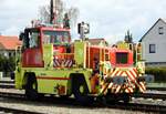 Zweiwegefahrzeug Rangiertraktor RR 2444 der Wielandwerke in V�hringen am 29.04.2016.
