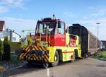 Zweiwegefahrzeug Rangiertraktor RR 2444 der Wielandwerke in V�hringen am 29.04.2016.