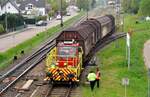 Zweiwegefahrzeug Nr.2444 von Zwiehoff der Wielandwerke in V�hringen rangiert mit Teleskop- und Schiebewandwagen f�r die Bereitstellung zur Abholung durch DB am 03.05.2023.