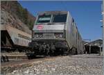 Nachdem das Stromsystem im westlichen Bahnhofkopf von Vallorbe auf das SNCF System (25000 Volt, 50 Hz) umgestellt wurde, setzt sich die SNCF BB Sybic BB 26061 vor die BB 27034 und den  Spaghetti -Zug 