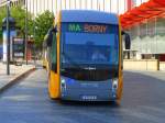 Frankreich, Lothringen, Metz, Place de la R�publique. Ein orange-gelber METTIS (wie die Mirabellen der Metzer Gegend) an der Place de la R�publique. Die dreiteiligen diesel-elektrischen Hybridbusse METTIS werden von Van Hool auf der Basis der EquiCity Busse gebaut. Kapazit�t: 150 Passagiere, L�nge: 23,820 m. 24.04.2014