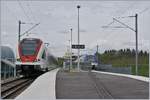 Der SBB RABe 522 205 wartet in Meroux TGV auf die Abfahrt nach Biel/Bienne,  rechts im bild ist er SNCF Anschluss-Zug von Belfort zu erkennen, der jedoch in Meroux eine Stunde Aufenthalt hat.