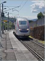 Man meint fast, dem TGV Rame 4722 anzusehen, wie er schwitzt, als er nach dem Halt in Bellegarde-sur-Valserine in dem kurvenreichen und in der Steigung  befindlichen Bahnhof als TGV Lyria 9768 Bellegarde-sur-Valserine in Richtung Paris verlässt. 

Die Bahnstrecke Bellegarde nach Bourg-en-Bresse führt durch den Jura, ist eingleisig und erlaubt häufig nicht mehr als 90 km/h, mit einigen Ausnahmen von Vmax 120. Trotzdem wurde die mit bis zu 35 Promille steile Strecke für die TGV Züge nach Paris 2010 wieder hergerichtet. Sie erlaubt immerhin, 47 km  Umweg  via Ambérieu einzusparen. 

26. August 2024