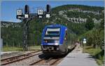 Der SNCF X 73657 verlässt als TER 895511 auf dem Weg von Dole nach St-Claude den Bahnhof von Morez und fährt dabei an der markanten Signalbrücke vorbei, darunter - wie bei