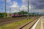 HSL hat die von akiem angemietete 186 383 in auff�lligen Farben gestalten lassen.