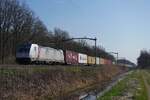 Akiem/RFO 186 386 zieht am 18 März 2026 ein Containerzug durch Tilburg Oude Warande nach Kijfhoek.