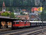   Die SBB Re 8/8 (Re 4/4-11194 und Re 4/4-11156) erreicht mit dem Venice Simplon-Orient-Express (VSOE) nach Venedig am 02.08.2019, leider bei Regen, den Bahnhof Göschenen.