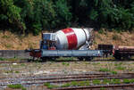 Zweiachsiger Niederflur-Flachwagen mit Seitenwandklappen, IT-RFI 140 049-3, mit darauf befindlichen Betonmischer (Fahrmischer), abgestellt am 16.07.2022 beim Bahnhof Agropoli (Region Kampanien –