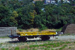 Zweiachsiger Flachwagen mit Bremserplattform und Seitenwandklappen abgestellt am 16.07.2022 beim Bahnhof Agropoli (Region Kampanien – Italien).