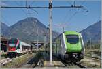 In Domodossola treffen sich der SBB TILO RABe 524 102 (UIC 94 85 0 524 012-7 CH-FFS) und der Trenord ETR 421.